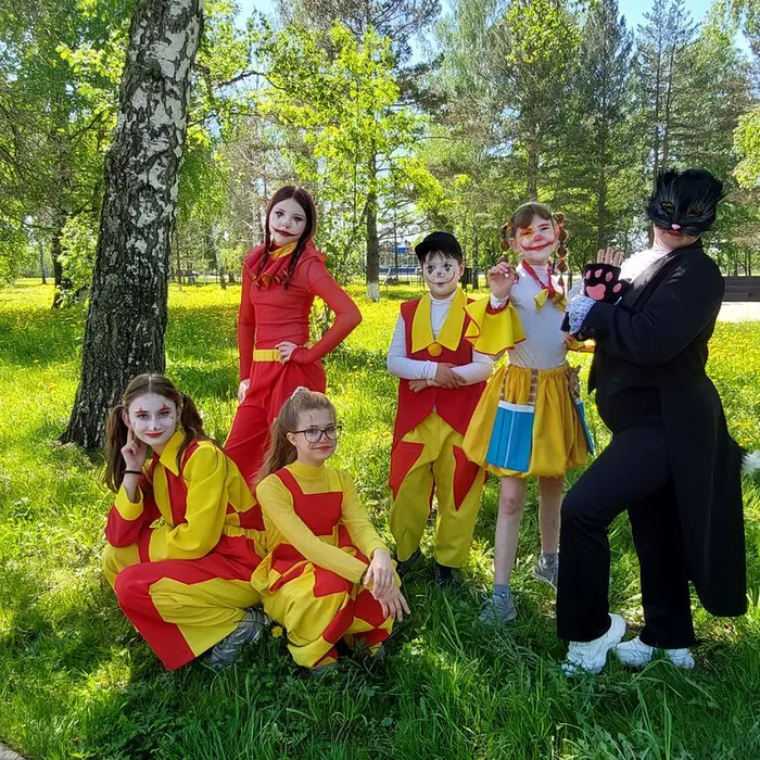 Яркое начало лета: праздничная программа «Давайте за руки возьмёмся!»