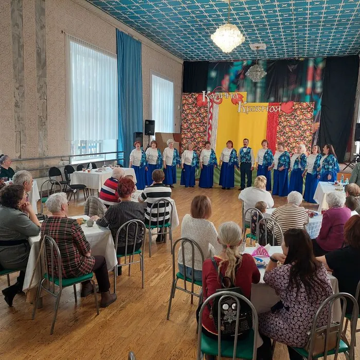 Незабываемый вечер: Вокальный ансамбль «Калина красная» подарил зрителям праздник песни и поэзии.