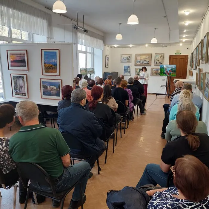 Творческий подарок к юбилею: в Мысках открылась выставка местных мастеров