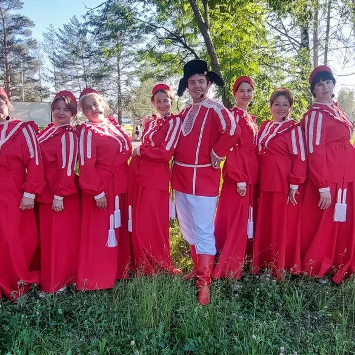 В Мысках тепло поздравили медиков и открыли летнюю танцплощадку