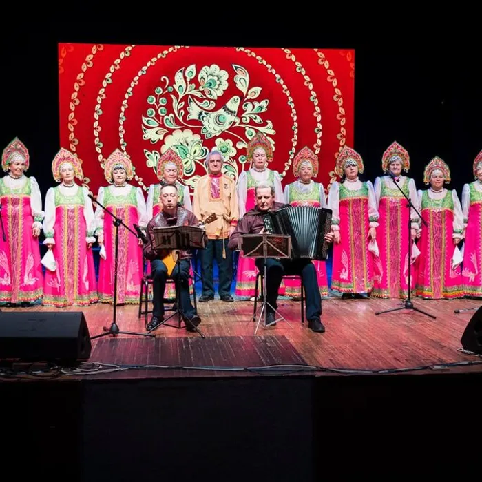 Творческий коллектив ДК им. Горького поздравил Муниципальный ансамбль народных инструментов с 30‑летием!