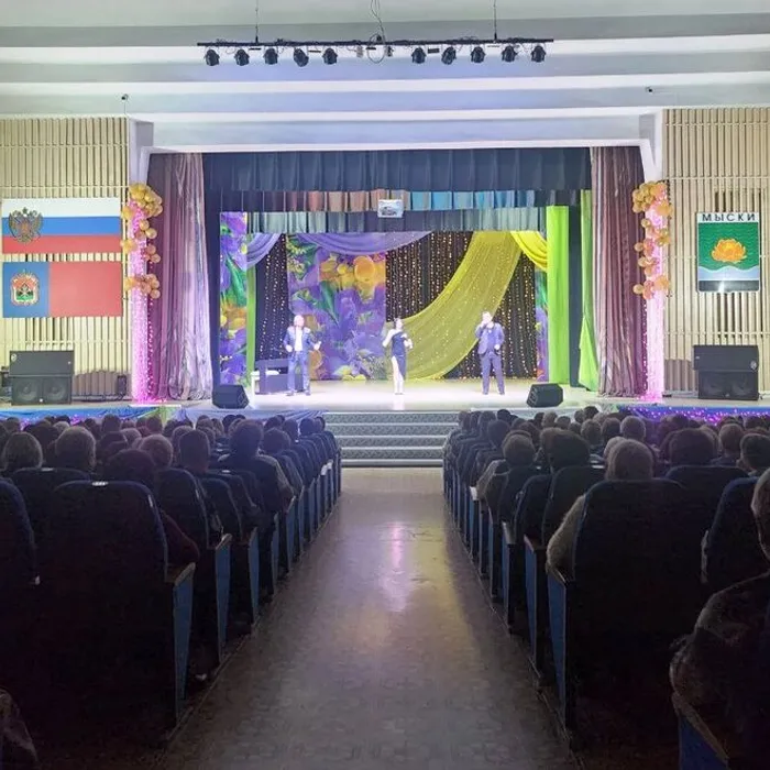 Легендарный московский ансамбль «СИНИЙ ТУМАН» подарил мысковчанкам праздник 8 Марта!